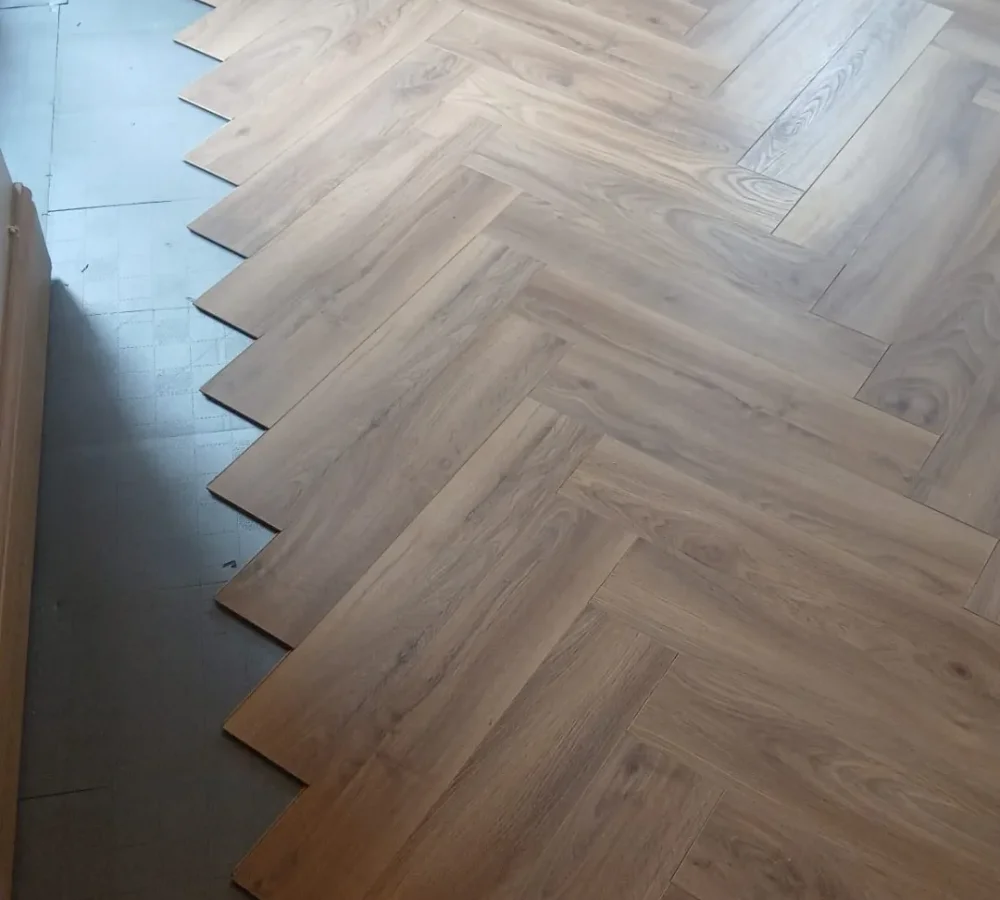 A closer look at the wood-effect herringbone pattern during fitting.