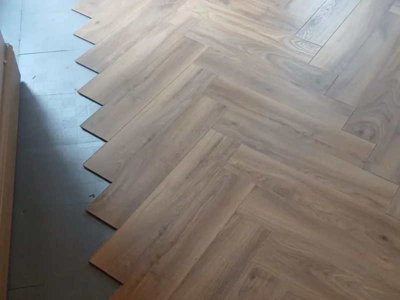 A closer look at the wood-effect herringbone pattern during fitting.