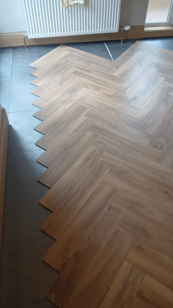 A closer look at the wood-effect herringbone pattern during fitting.
